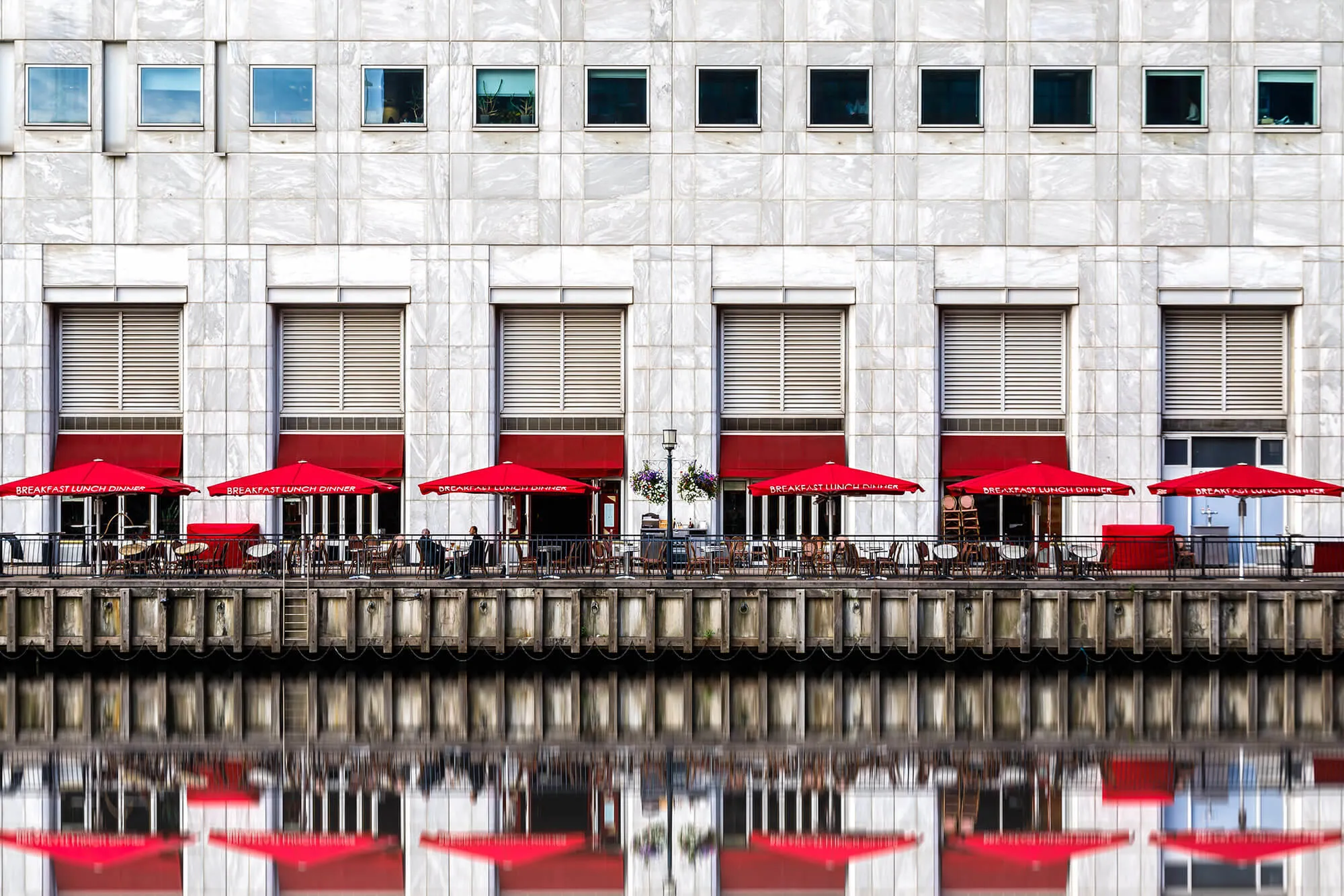 Restaurant and patio in Canary Wharf